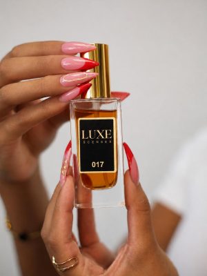 luxe_branding_model_perfume